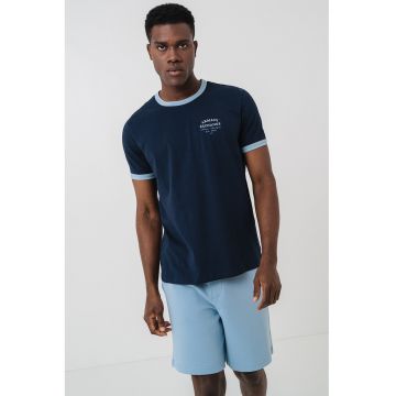 Tricou cu decolteu la baza gatului