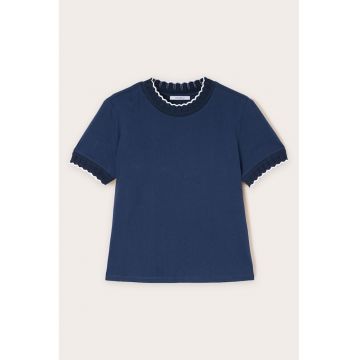 Tricou cu decolteu la baza gatului si garnituri contrastante
