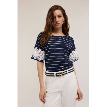 Tricou cu detalii florale