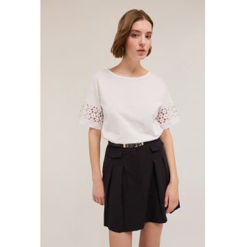 Tricou cu detalii florale