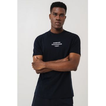 Tricou cu logo si decolteu la baza gatului
