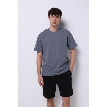 Tricou lejer cu decolteu la baza gatului si model uni