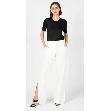 Tricou uni cu decolteu la baza gatului -