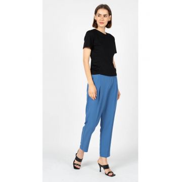 Tricou uni cu decolteu la baza gatului -
