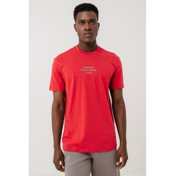 Tricou cu logo si decolteu la baza gatului