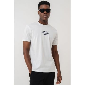 Tricou cu logo si decolteu la baza gatului