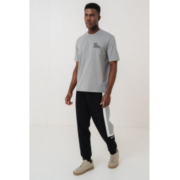 Tricou din bumbac cu logo pe piept si decolteu la baza gatului