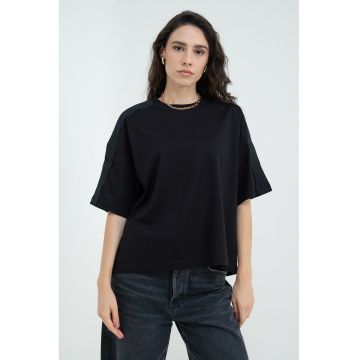 Tricou supradimensionat cu decolteu la baza gatului