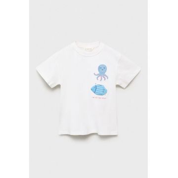 Tricou cu decolteu la baza gatului si aplicatie pe piept