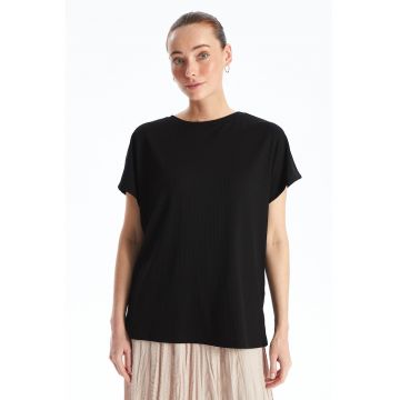Tricou cu decolteu la baza gatului si aspect striat