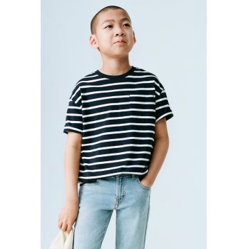 Tricou cu decolteu la baza gatului si dungi