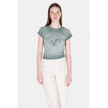 Tricou cu decolteu la baza gatului si imprimeu grafic