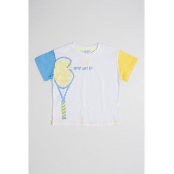 Tricou cu decolteu la baza gatului si imprimeu grafic