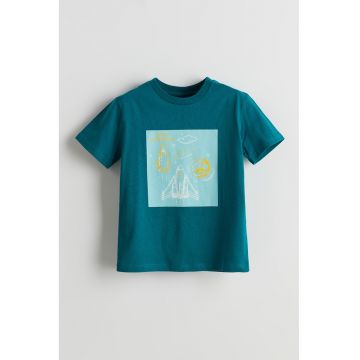 Tricou cu decolteu la baza gatului si imprimeu grafic