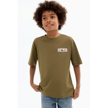 Tricou cu decolteu la baza gatului si imprimeu pe partea din spate