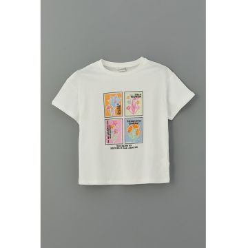 Tricou cu decolteu la baza gatului si model