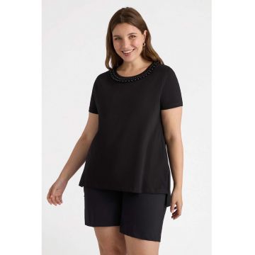 Tricou cu strasuri si aplicatii pe decolteu