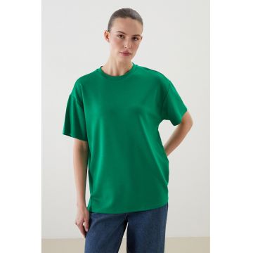 Tricou lejer cu decolteu la baza gatului