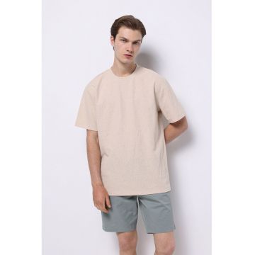 Tricou lejer cu decolteu la baza gatului si model uni