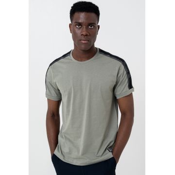 Tricou regular fit cu decolteu la baza gatului