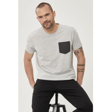 Tricou cu decolteu la baza gatului si buzunar pe piept