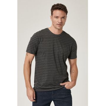 Tricou cu decolteu la baza gatului si dungi