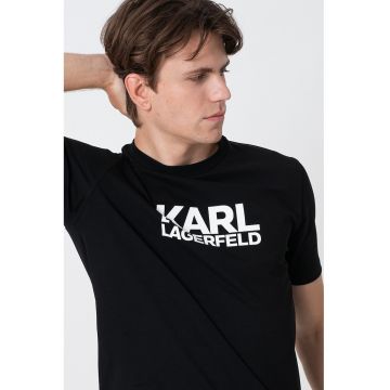 Tricou cu decolteu la baza gatului si imprimeu logo