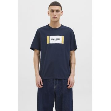 Tricou cu decolteu la baza gatului si imprimeu logo