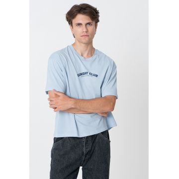 Tricou cu decolteu la baza gatului si imprimeu logo