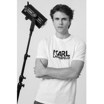 Tricou cu decolteu la baza gatului si imprimeu logo