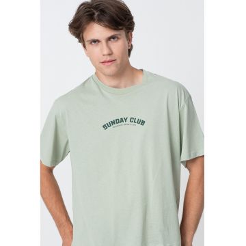 Tricou cu decolteu la baza gatului si imprimeu logo