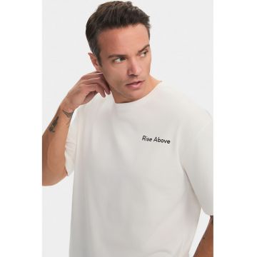 Tricou cu decolteu la baza gatului si imprimeu pe piept