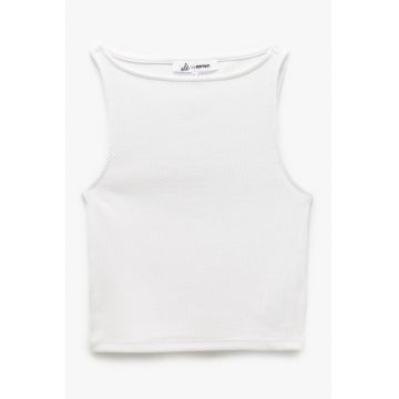 Top crop cu decolteu barcuta