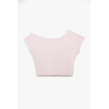 Top crop cu decolteu pe un umar