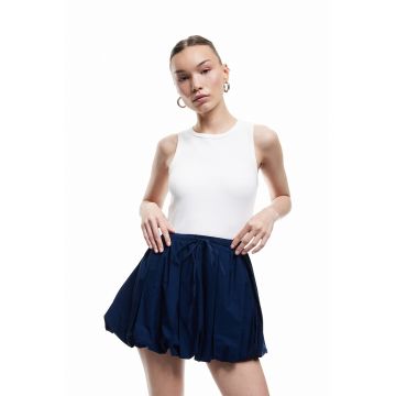 Top crop cu decolteu rotund