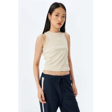Top crop cu decolteu rotund