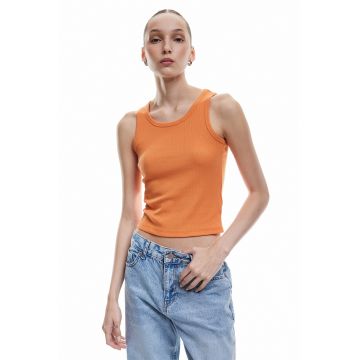 Top crop cu decolteu rotund si aspect striat
