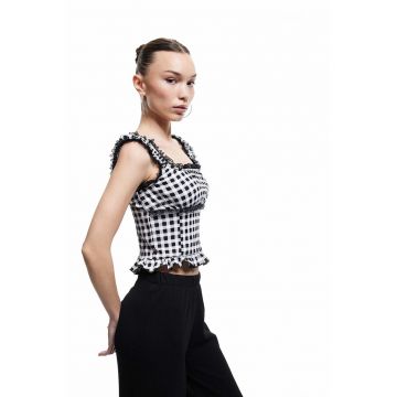 Top cu garnituri din dantela si model in carouri