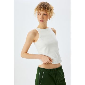 Top slim fit cu decolteu la baza gatului
