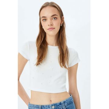 Tricou crop cu aplicatii cu model floral
