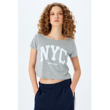 Tricou crop cu imprimeu text
