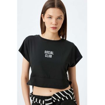 Tricou crop cu imprimeu text