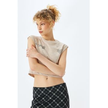 Tricou crop cu imprimeu text