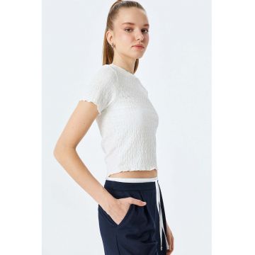Tricou crop cu model texturat