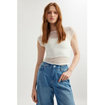 Tricou crop cu strat exterior din dantela