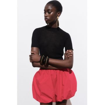 Tricou crop tricotat fin cu croiala cambrata