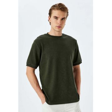 Tricou cu aspect deteriorat