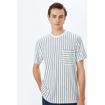 Tricou cu buzunar pe piept si dungi
