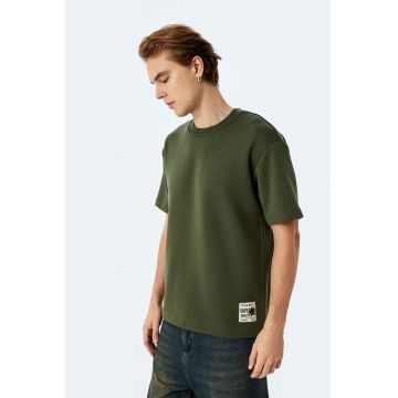 Tricou cu decolteu la baza gatului