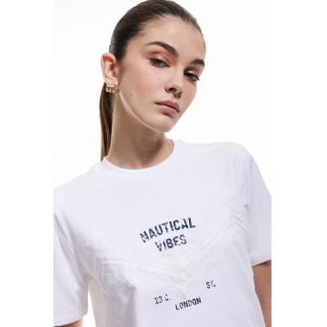Tricou cu decolteu la baza gatului si aplicatie din dantela